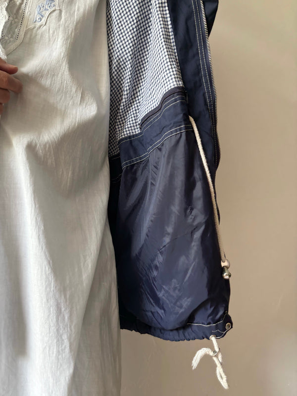 Blue×checked jacket.