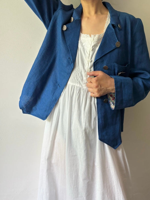 Cotton sleeveless embroidery dress.