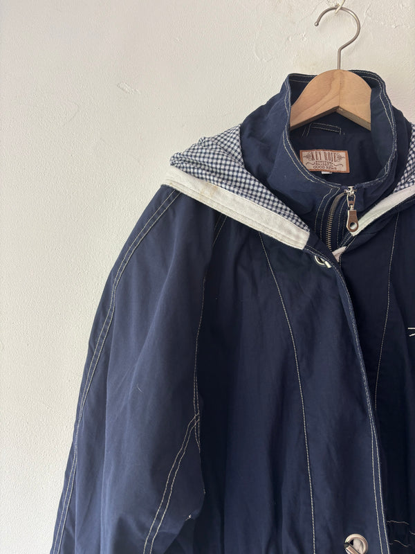 Blue×checked jacket.