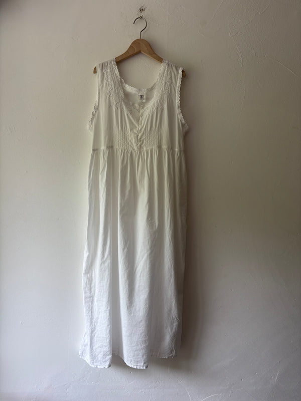 Cotton sleeveless embroidery dress.