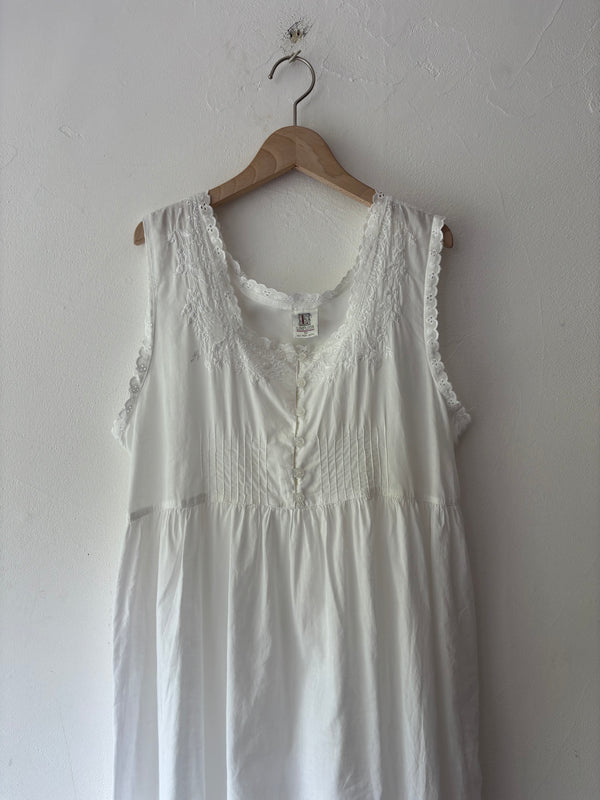 Cotton sleeveless embroidery dress.