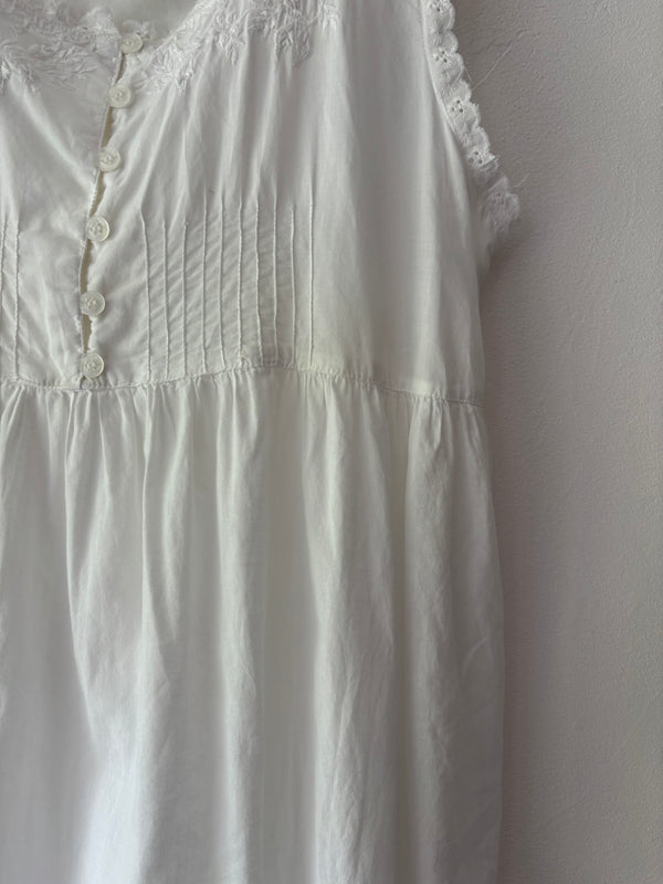 Cotton sleeveless embroidery dress.