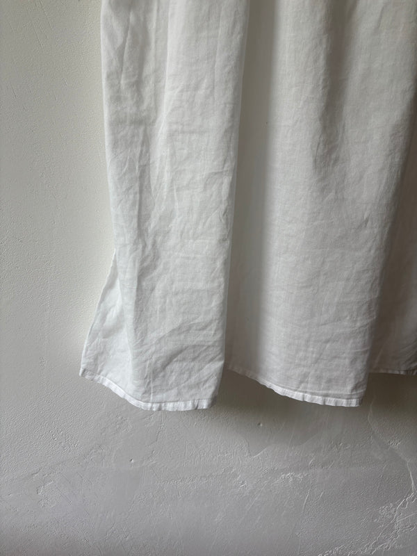 Cotton sleeveless embroidery dress.