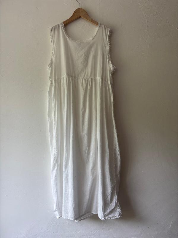 Cotton sleeveless embroidery dress.
