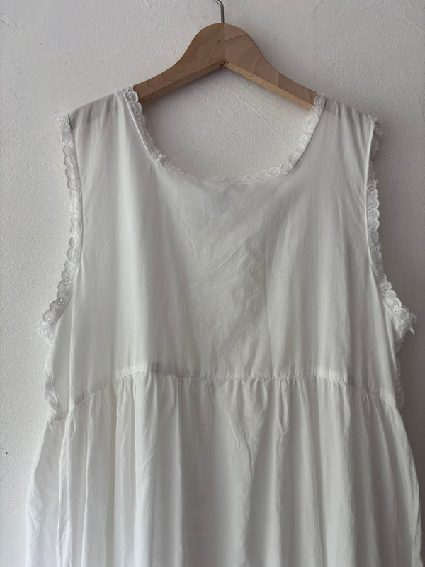 Cotton sleeveless embroidery dress.