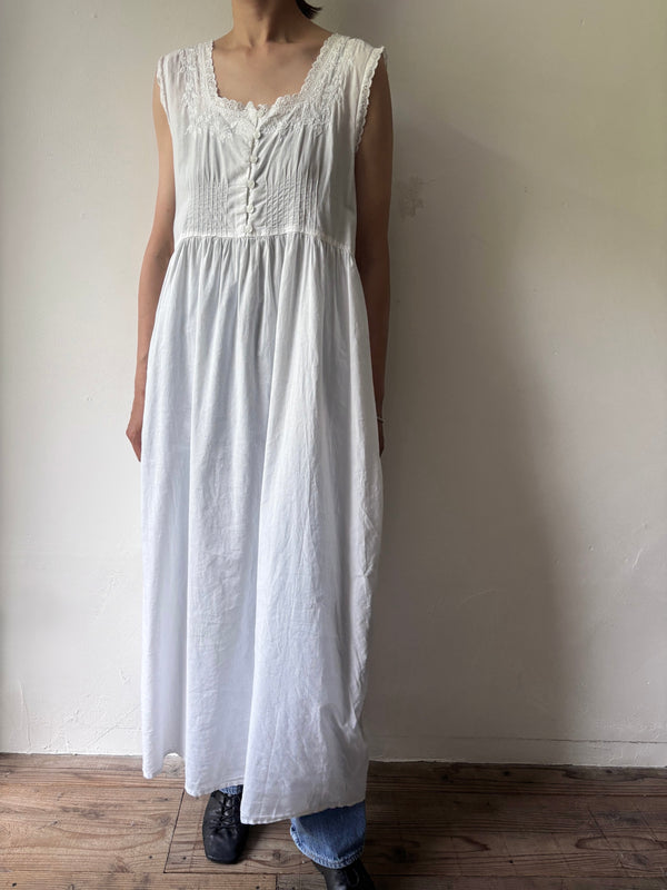 Cotton sleeveless embroidery dress.