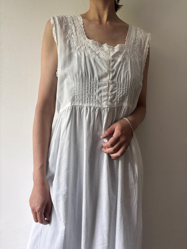 Cotton sleeveless embroidery dress.